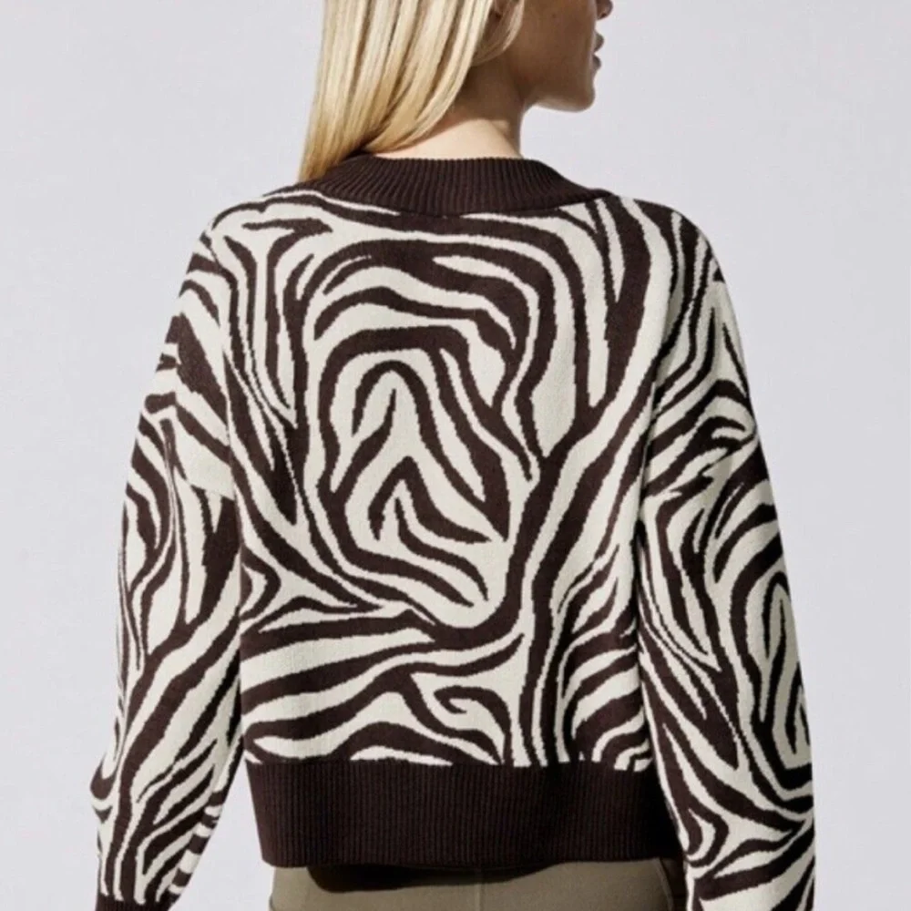 NWT Carbon38 Women’s Zebra Jacquard Crop Sweater Size Small - Picture 2 of 7